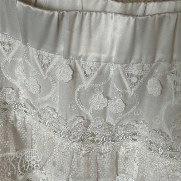 *Alexis White Lace Mini Skirt - Picture 4 of 13